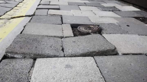 Chůze po chodnících mimo centrum bude pohodlnější, díky opravě