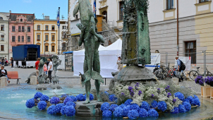 Arionova kašna pod záplavou květů