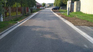 Silnice mezi Slavonínem a Povelem září novotou