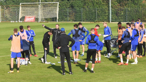 Fotbal chce začít hrát už o víkendu, přidá se i hokej?