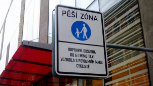 Do ulice 8. května se vrátil život, z části je pěší zóna