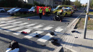 Při nehodě auta se skútrem v Olomouci zemřel člověk