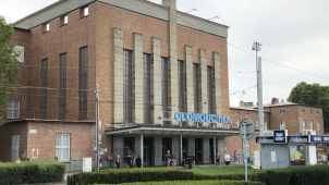 Důvěřivý mladík na hlavním nádraží přišel o mobil i notebook