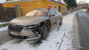 Řidič boural v České Vsi, na autě měl letní pneumatiky