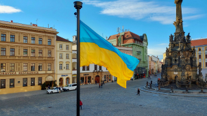 Před olomouckou radnicí vlaje ukrajinská vlajka