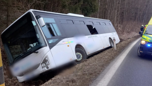 Autobus u Písařova sjel do příkopu, došlo ke zraněním