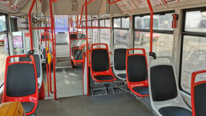 Do olomouckých tramvají se vracejí plastové sedačky