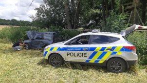 Až prostřelené pneumatiky řidiče zastavily