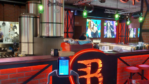 Hosty v restauraci obsluhuje robot