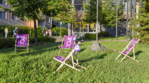 Noční dárek od spOLečně: Stovka fialových lehátek v ulicích nadchla Olomoučany