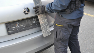 Celníci už v Ol.kraji pod hrozbou odebrání značky nebo nasazení botičky vybrali témeř milion korun