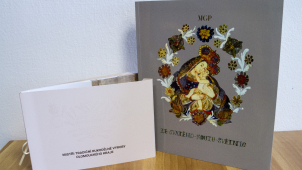 Mistři dostali své karty, lidové malby na skle novou knihu