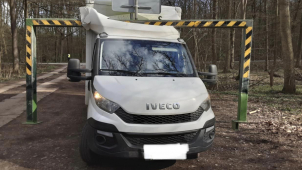 Auto se pod konstrukci nevešlo, odjelo proto i s ní