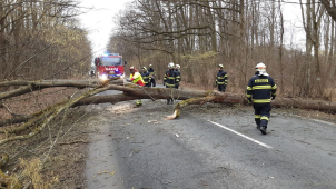 Hasiči měli napilno, zaměstnala je vichřice i požár autobusu
