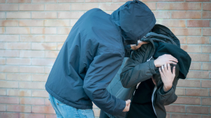 Útočník v olomouckém parku napadl muže nožem a vážně ho zranil