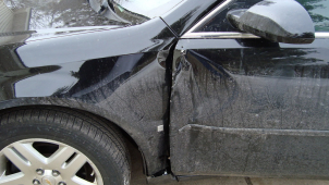 Sražená srna poničila dvě auta