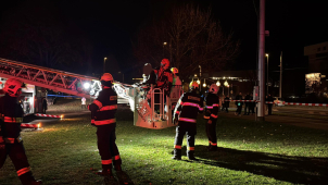 Vyhlídkové kolo se zastavilo i s lidmi v kabinkách