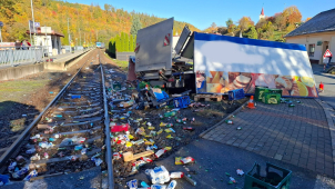 Vlak se střetl s dodávkou, řidiče museli vyprostit hasiči