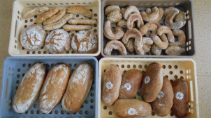 Strážníci uklízeli pečivo ze silnice