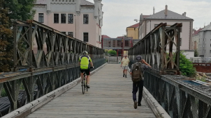 Neukáznění cyklisté v Olomouci ničí lávku a ruší lidi