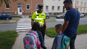 První školní den policisté dohlíželi na děti na přechodech