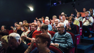 Senioři se zúčastnili představení s preventivní tématikou