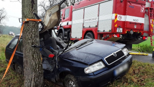 Hasiči u Šternberka vystříhávali z auta člověka