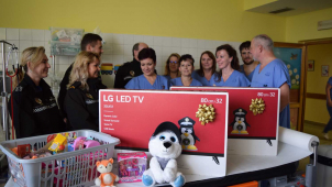 Olomoučtí strážníci obdarovali děti ve fakultní nemocnici