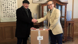 Univerzita Palackého poslala do Číny tisíc respirátorů