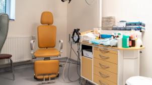 V areálu fakultní nemocnice probíhá čilý pracovní ruch