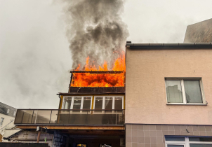 Hasiči bojovali s požárem budovy v Prostějově, jeden zraněný