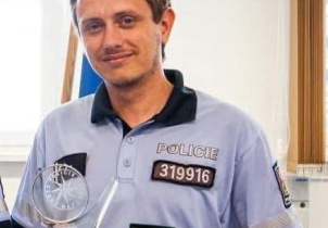 Policista mimo službu zneškodnil v Šumperku muže s nožem