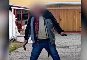 Na policisty se sekerou a nožem! Agresora zneškodnili taserem