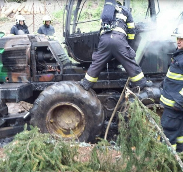 V Pavlově na Šumpersku hořel nakladač dřeva