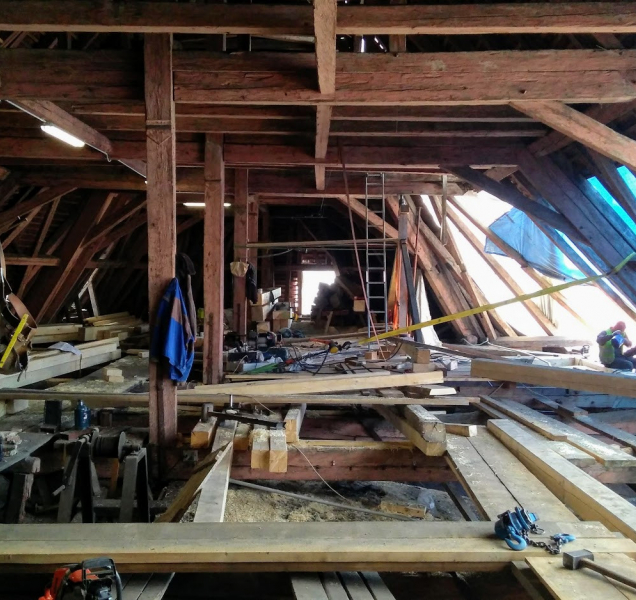 Rozsáhlá rekonstrukce střechy Vlastivědného muzea pokračuje