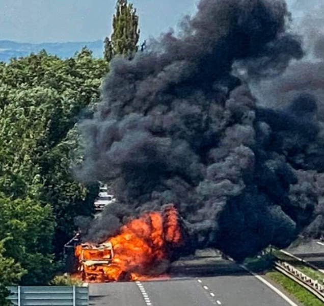 Telegraficky: Na D35 shořela dodávka a osobní auto