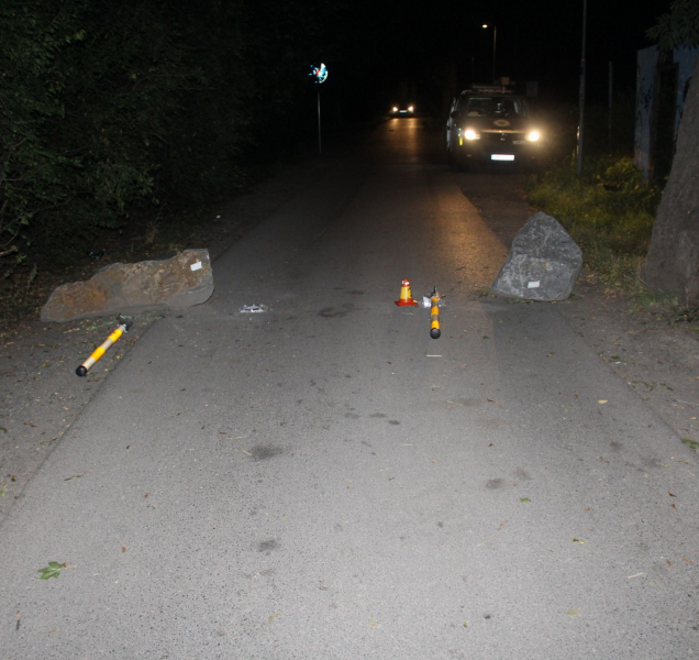 Opilý řidič bez papírů porazil sloupky na Černé cestě