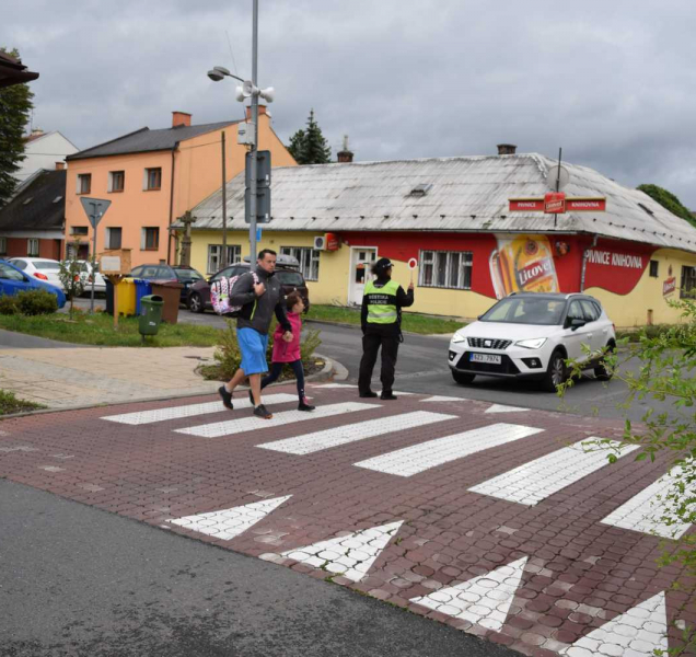 Strážníci dohlíží na bezpečnost dětí u škol