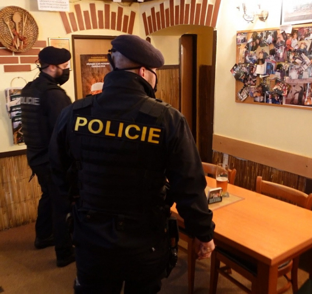 Policisté kontrolují restaurace, jestli dodržují vládní nařízení
