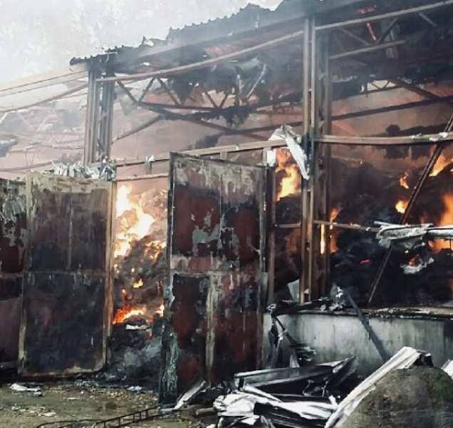 Hasiči zasahují u požáru haly v Mikulovicích na Jesenicku