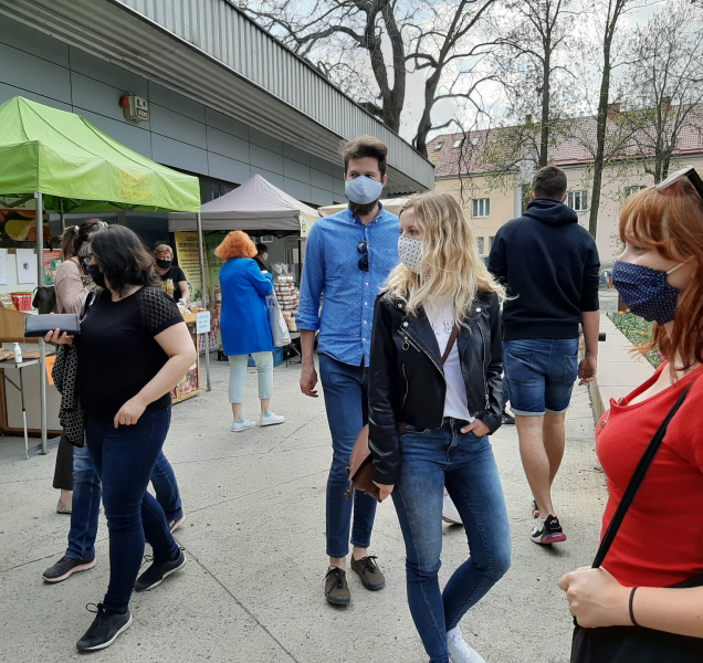 Nová opatření: noční zákaz vycházení i uzavřené obchody