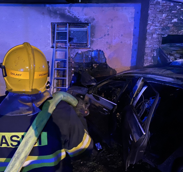 V Dolanech u Olomouce bouralo auto do rodinného domu