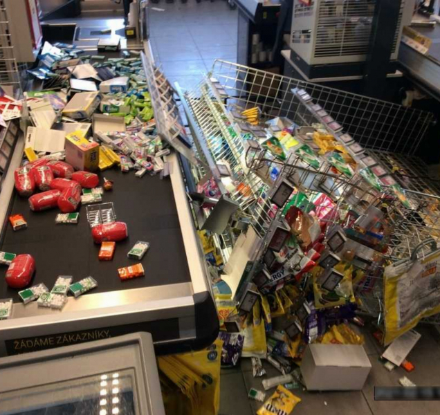 Bankomat nechtěl muži vrátit kartu, ten napadl ostrahu obchodu