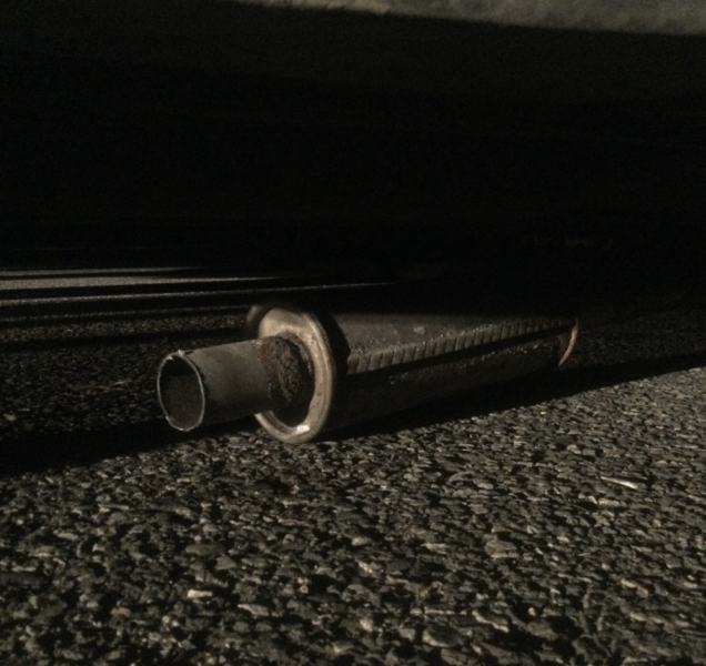 Neznámý vandal na zaparkovaném autě uřezal kus výfuku