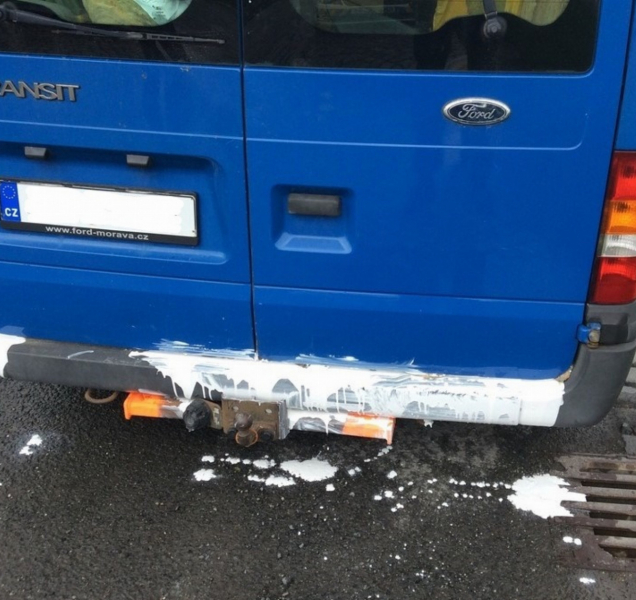 Strážníci pátrali po autu, které za sebou zanechávalo stopy