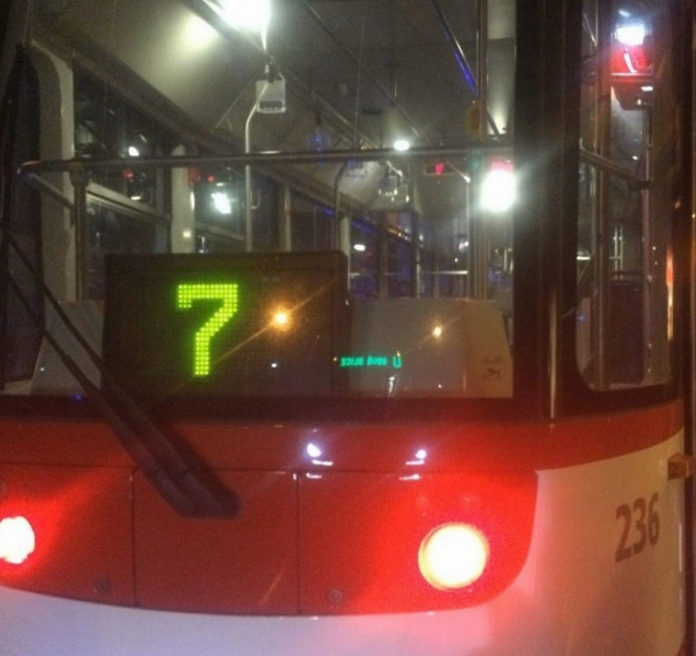 Spor o roušku skončil potyčkou v tramvaji