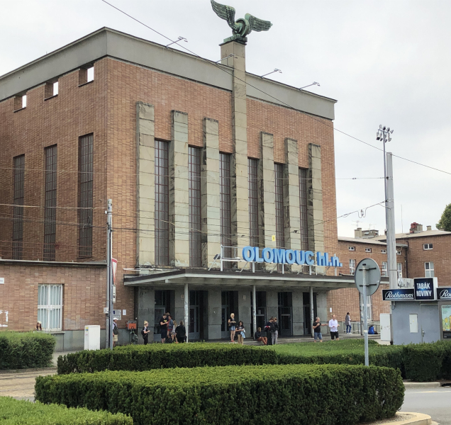 Důvěřivý mladík na hlavním nádraží přišel o mobil i notebook