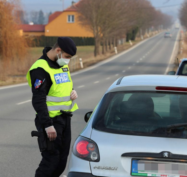 Zákaz řízení, drogy i alkohol. A přesto sedl za volant