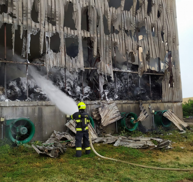 V Želatovicích na Přerovsku hoří sklad sena. Na místě jsou hasiči