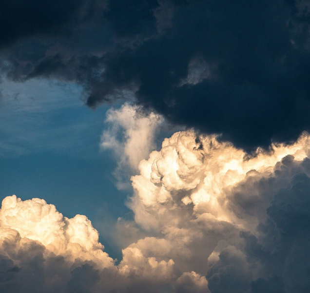 Výhled počasí: Teploty spadnou pod třicet, hrozí bouřky